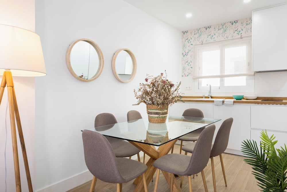 Lovely 3-bedroom Apartment Near Alameda Juan Rabadan I