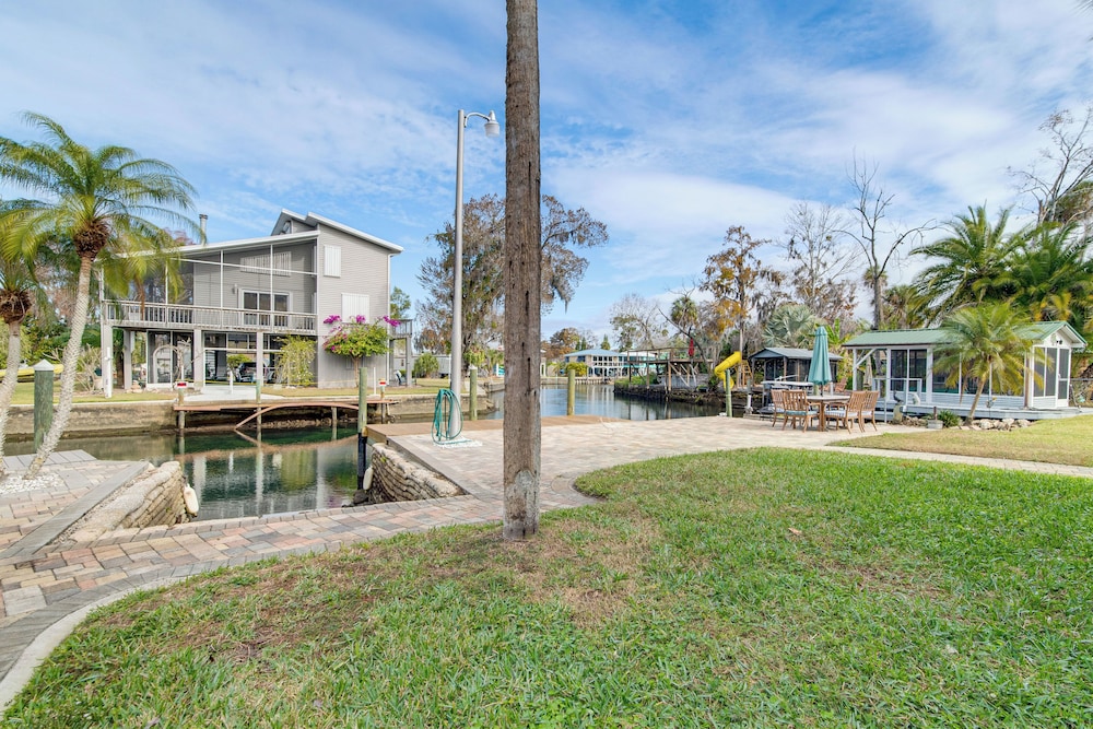 Waterfront Gem on Weeki Wachee River w/ Boat Slip!