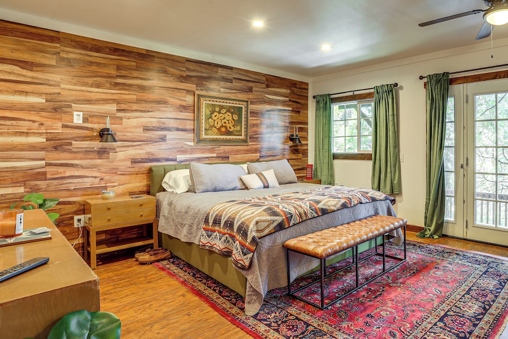 3 Mi to Lake Arrowhead Village: Dog-friendly Cabin