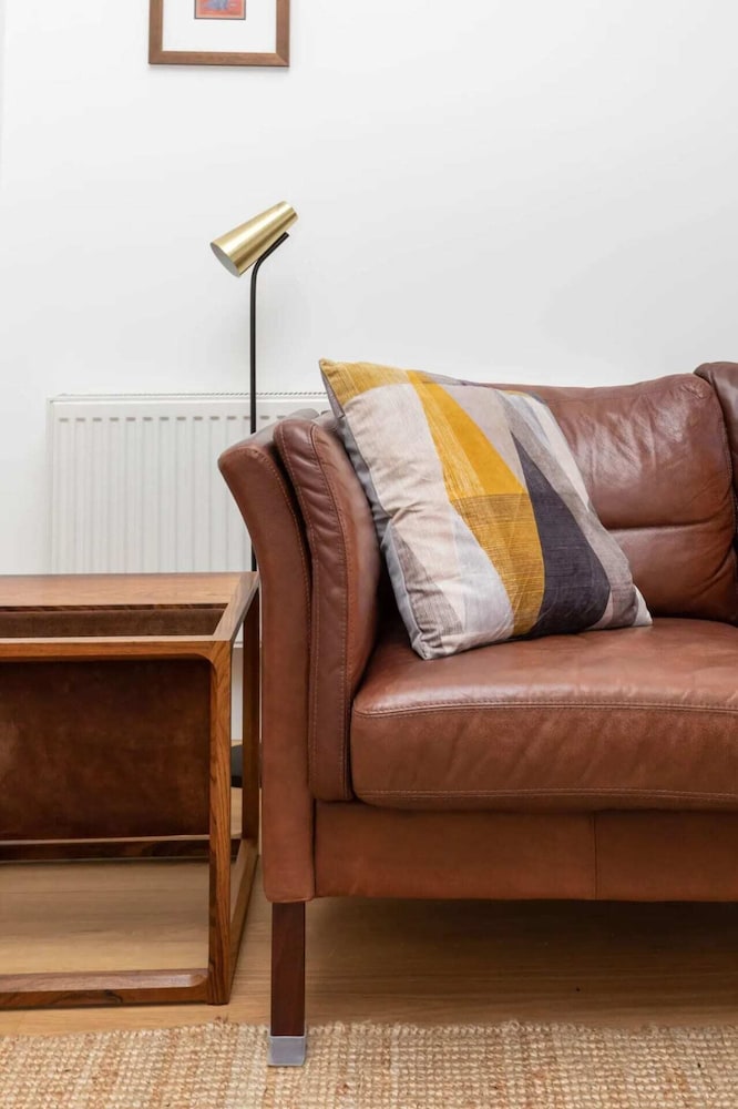 Spacious and Bright 2 Bedroom Flat in Kentish Town