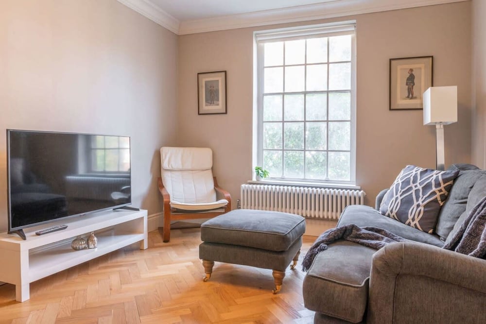 A Regal Abode - Marylebone - by Frankie Says
