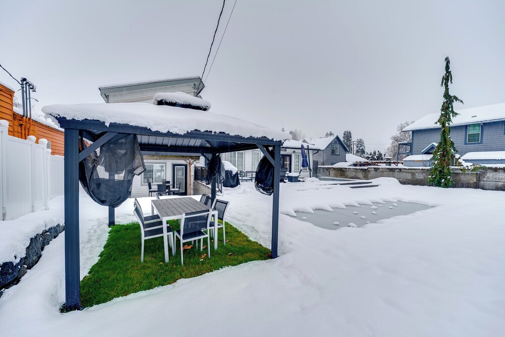 2 Blocks to Downton Chelan: Home w/ Hot Tub!