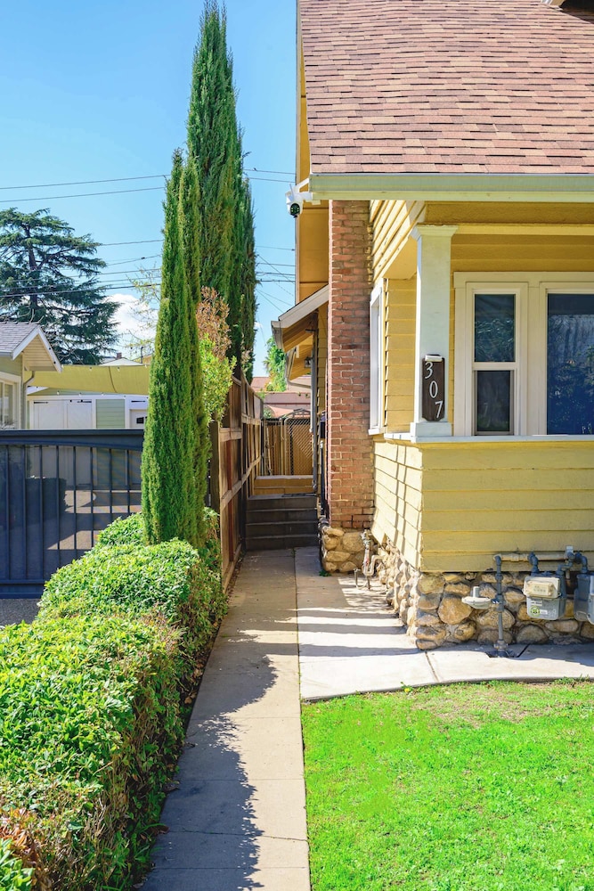 Cozy Home Near LA With Full Kitchen Laundry