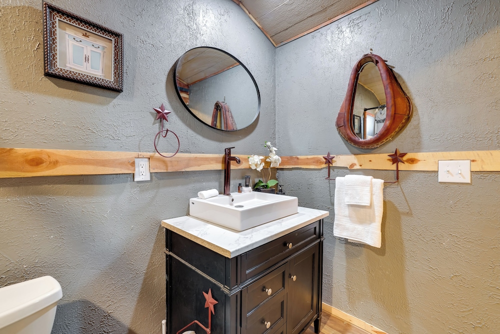 Walk to Grand Lake: Pet-friendly Grove Getaway!
