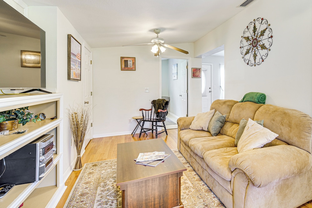 1 Mi to Lake Jackson: Home w/ Screened Patio!