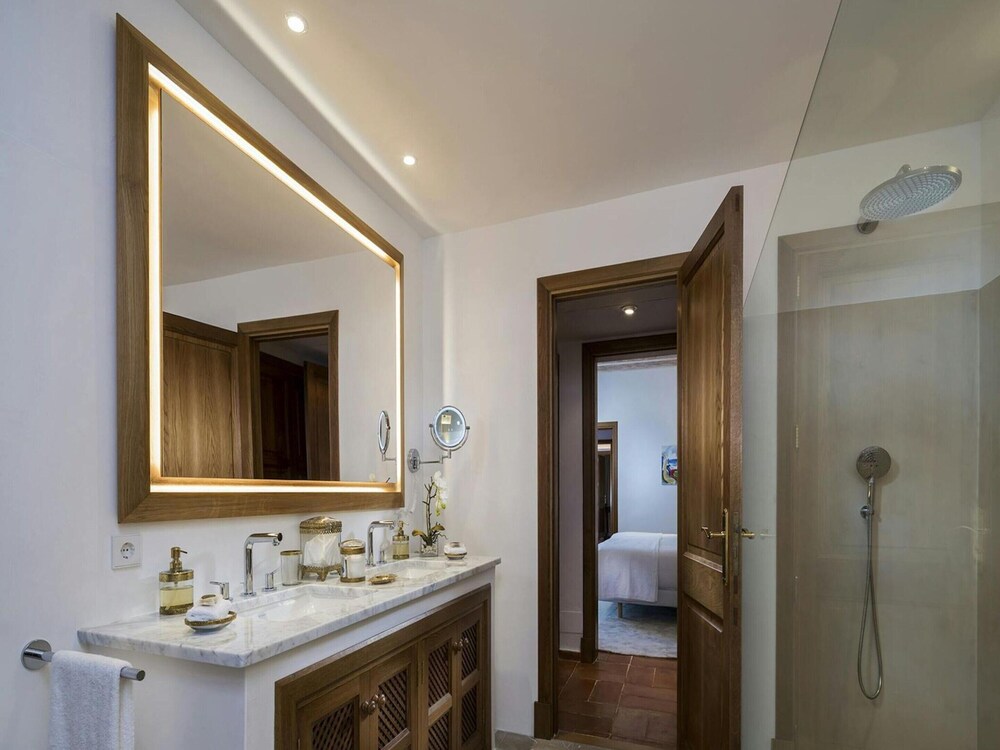 Elegant Villa With Communal Space