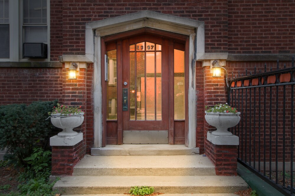 3BR Apartment w Laundry in Rogers Park photo 3