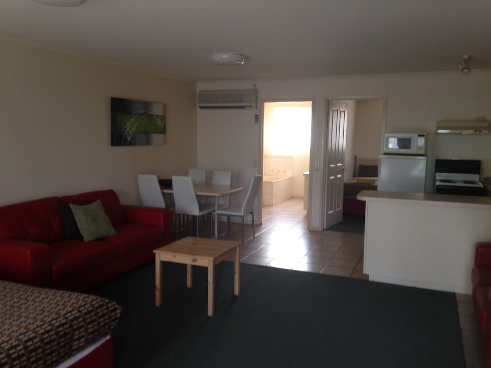 Beachcomber Motel And Apartments