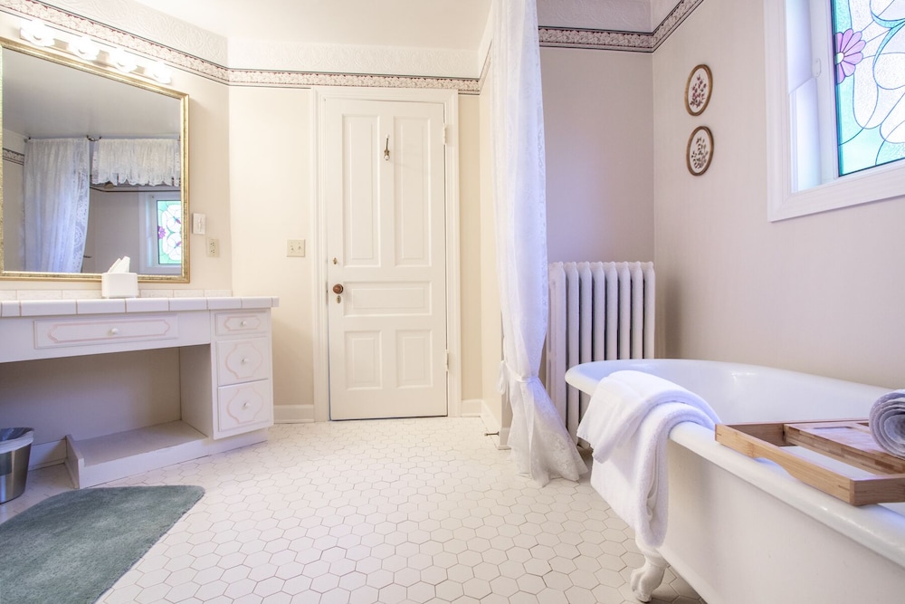 The Oaks Victorian Inn