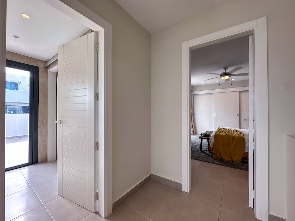 4 Bedroom Beach Penthouse w Private Rooftop