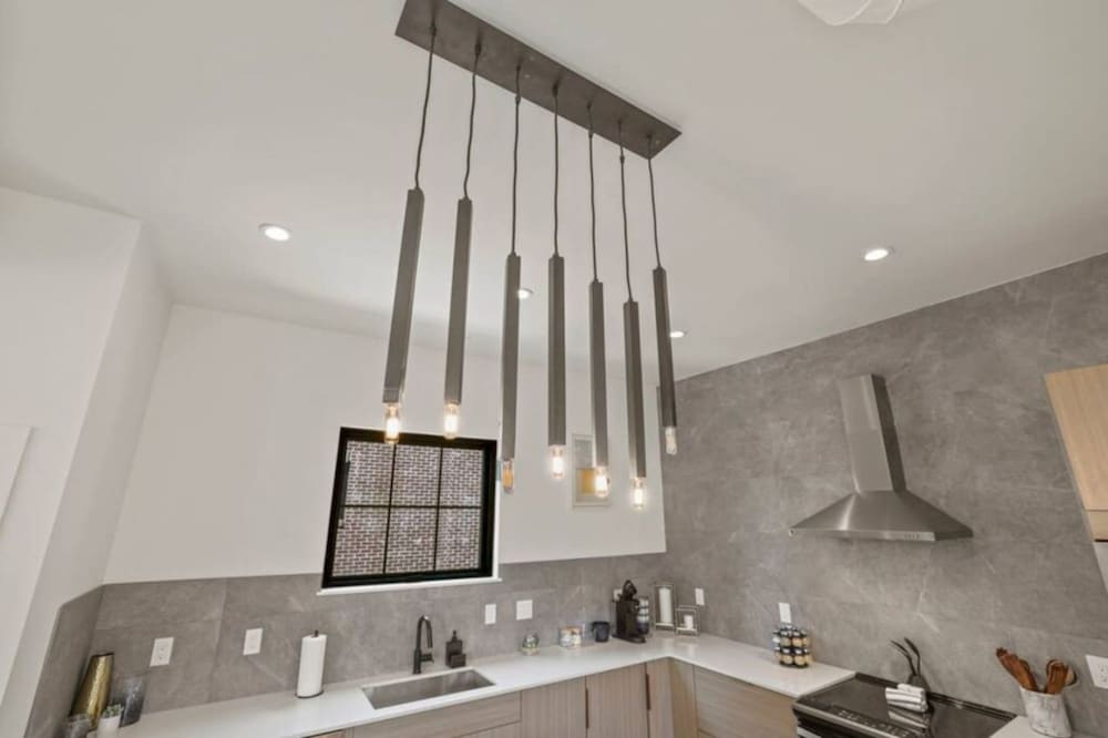 Work Of Art -3 Bedroom Elegant Townhome-columbus