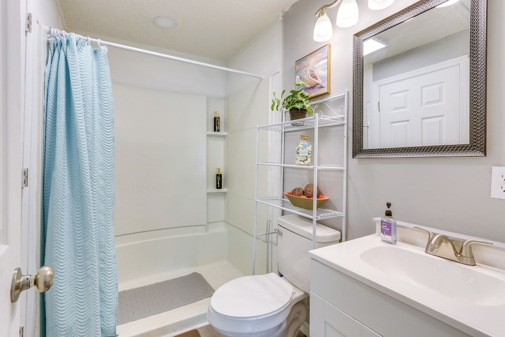 Beachy Home in Heart of Beaufort w/ Pool Access