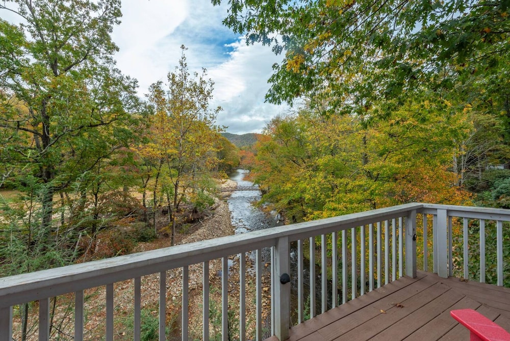 Riverfront Sanctuary Your Mountain Getaway