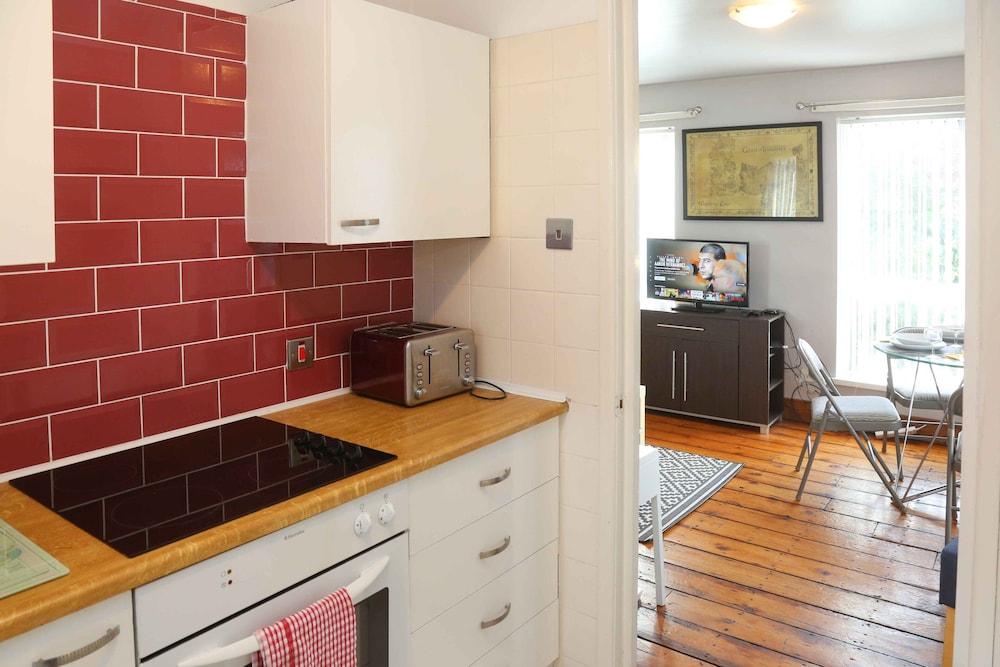 Perfect City Center Location, Parking, 4 Beds