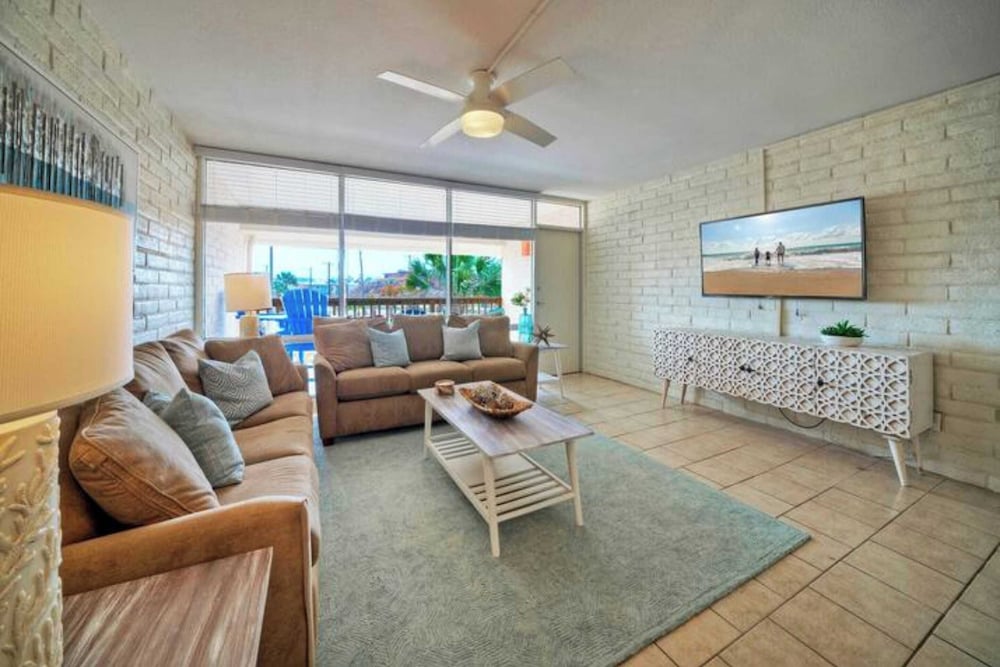 Sleeps 20 3 Condos w/ Beach Access, Pool, Tennis Courts Sea Sands Complex