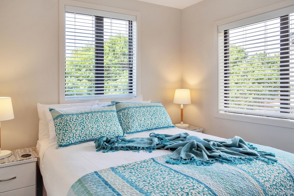 Beautifully Styled 2BR w 2 Carparks & Aircon view 5