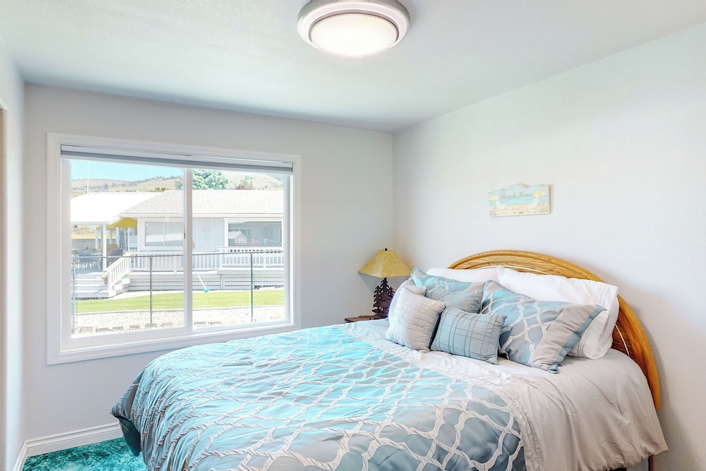 Paradise Point: Lakefront Escape w/ Views