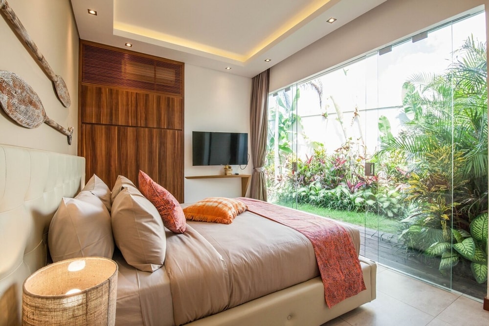 Villa 15 Stunning 6 BR Villa 400m to Beach