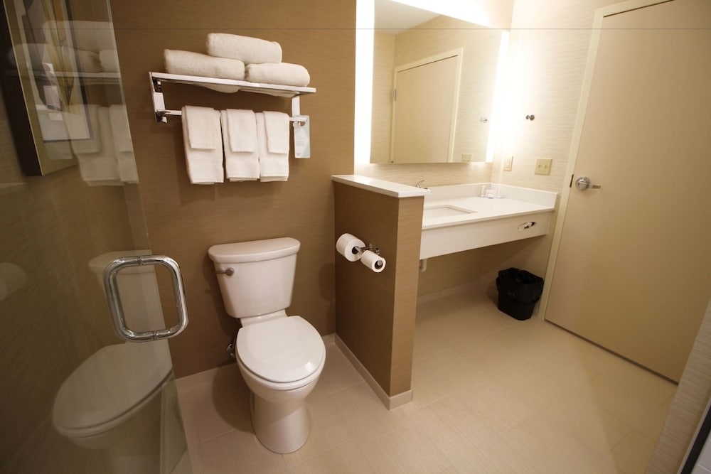 London Vacations - Fairfield Inn Suites by Marriott London - Property Image 33