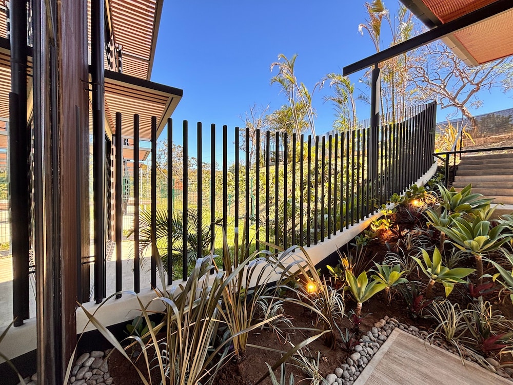 BEE Suites San José - Santa Ana