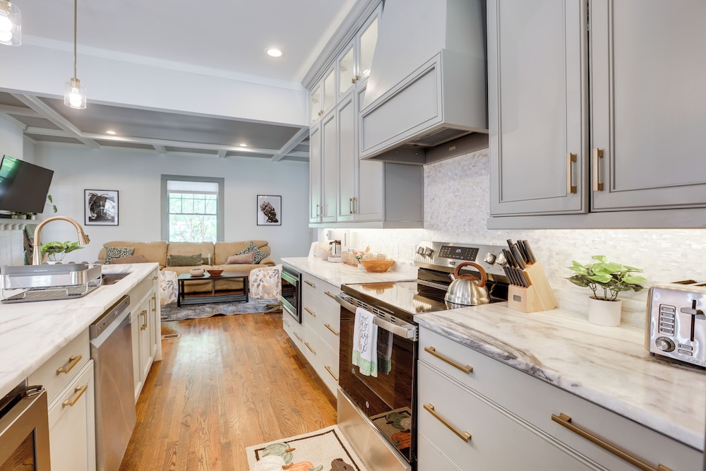 2 Mi to Dtwn: Stylish Urban Retreat in Birmingham