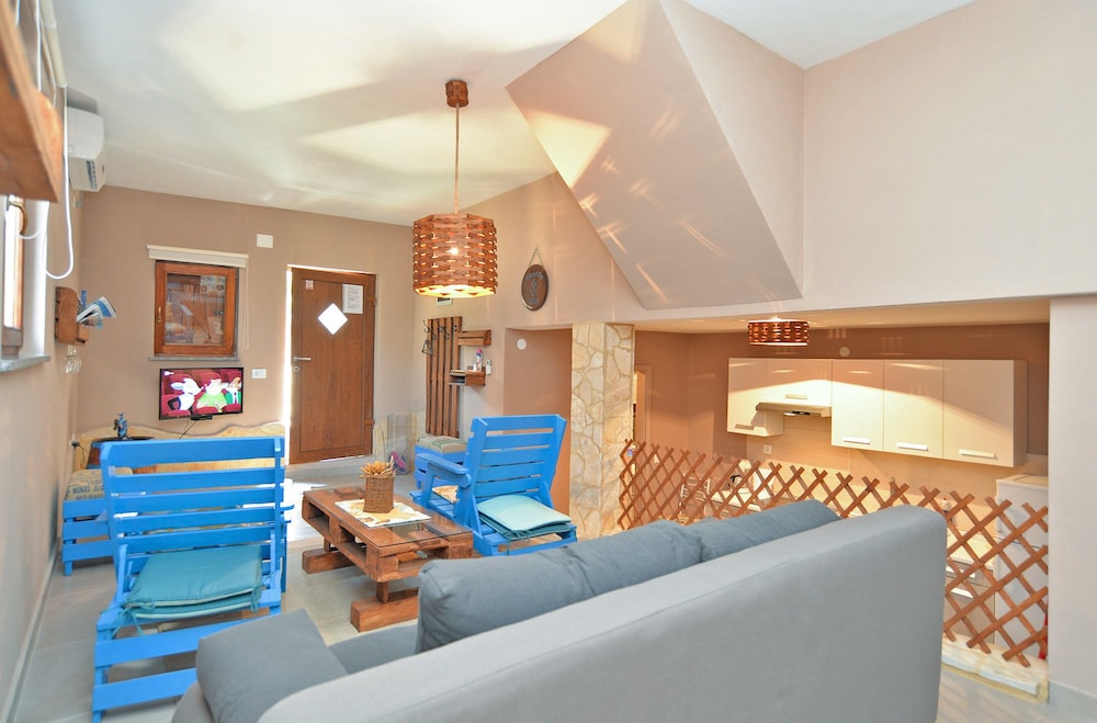 Apartment 877