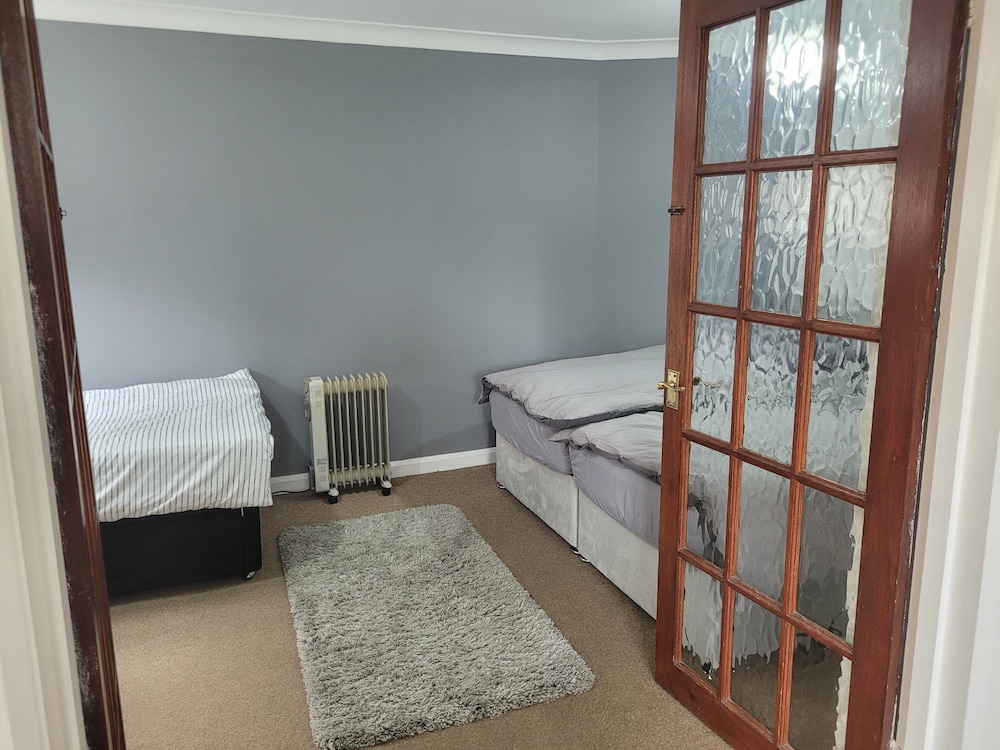 1 Bedroom - Sleeps 3 - Free Parking view 5