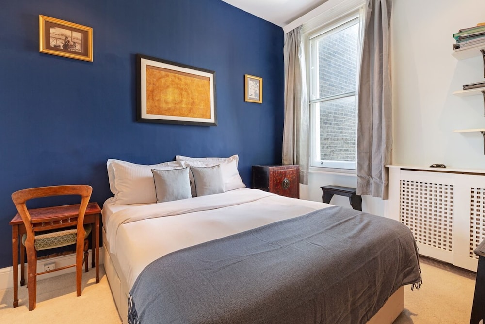 Gorgeous 1 Bedroom in Earl's Court With Vintage Furniture