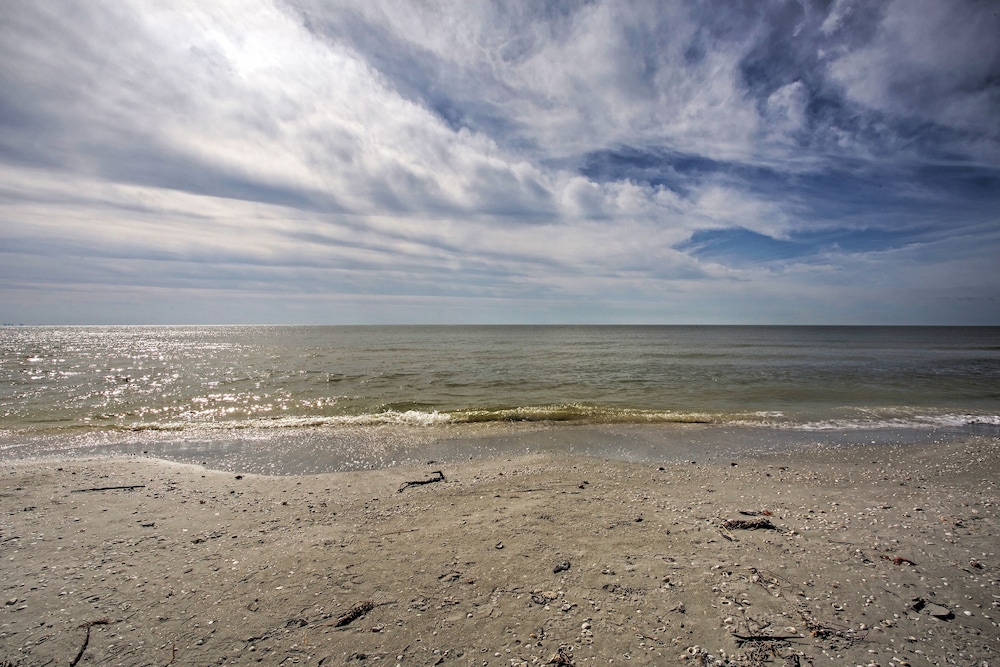 Sanibel Island Studio: Pool Access, Walk to Beach