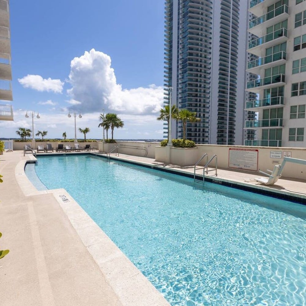 Modern 1-br Condo in Upscale Brickell Locale