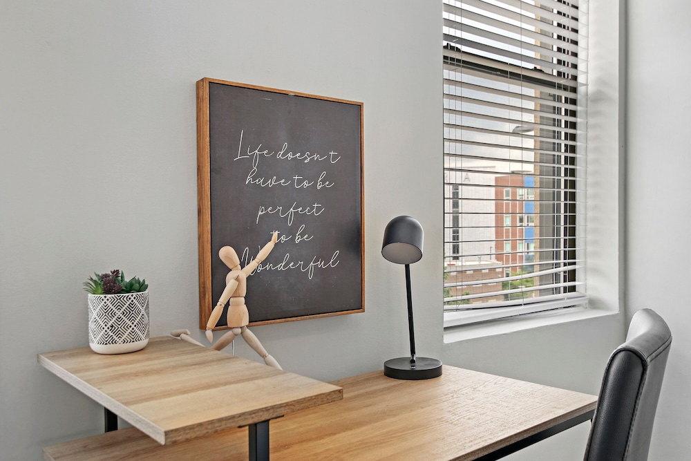 3BR Apt in Logan Square near Highlights - Image 5