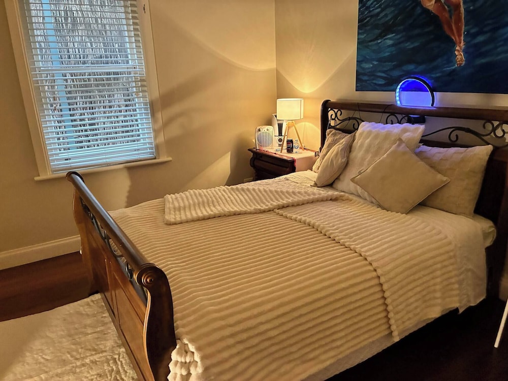 Cozy Tusmore Apartment With Private Garden City View Near Burnside Village Mall