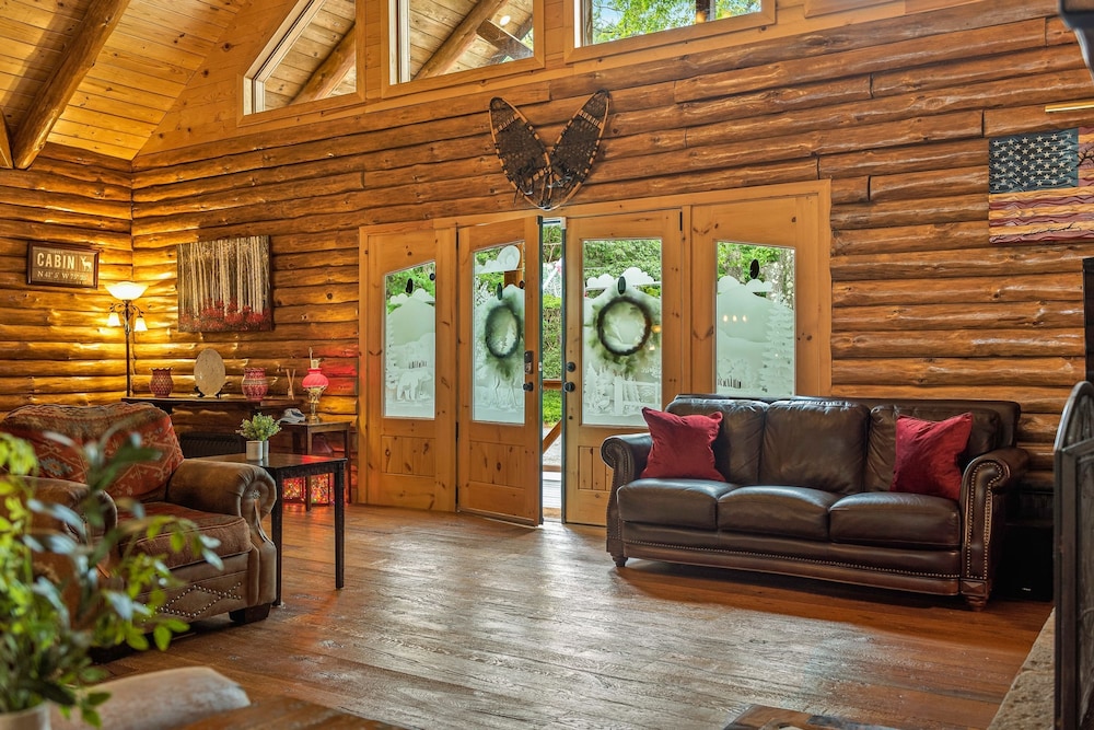 The Bigwood Cabin by Avantstay Hot Tub Firepit Pool Table Private Yard