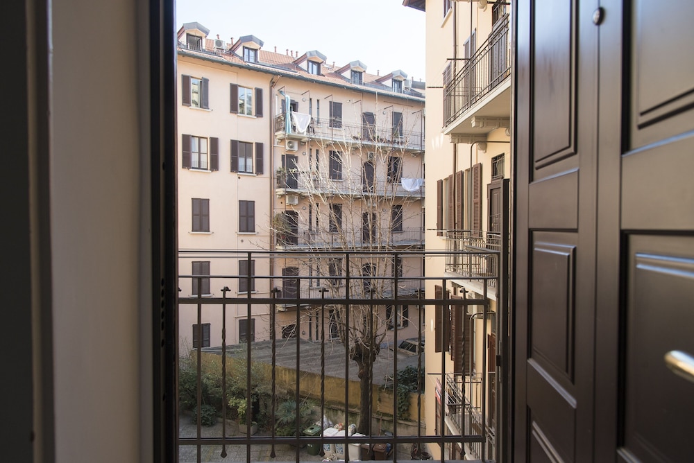 White and Clean Apartment near Metro MM1