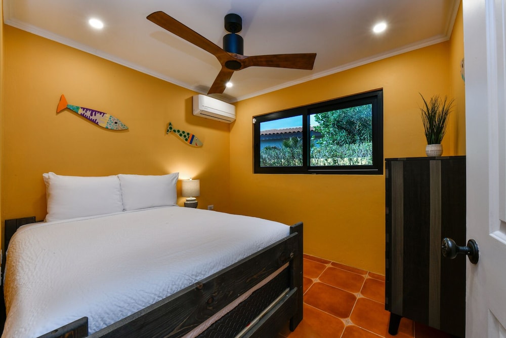 Newly Renovated! Polynesian Themed in Noord! view 4