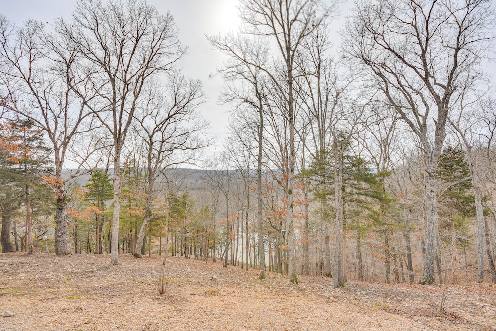 Covered Porch & Fire Pit: Cabin in Richland