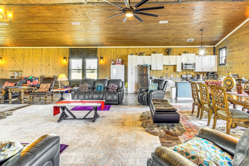 Outdoor Entertainment Area: Fountain Family Home!