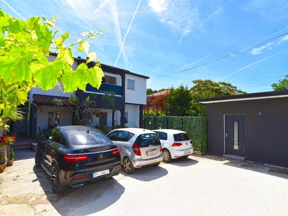 Welcoming Apartment With Shared Pool