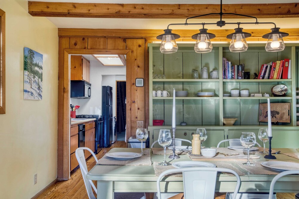2 Lakefront Homes by Avantstay Sleeps 23, Private Dock+beach, Hot Tub, Fire Pit, Deck Views