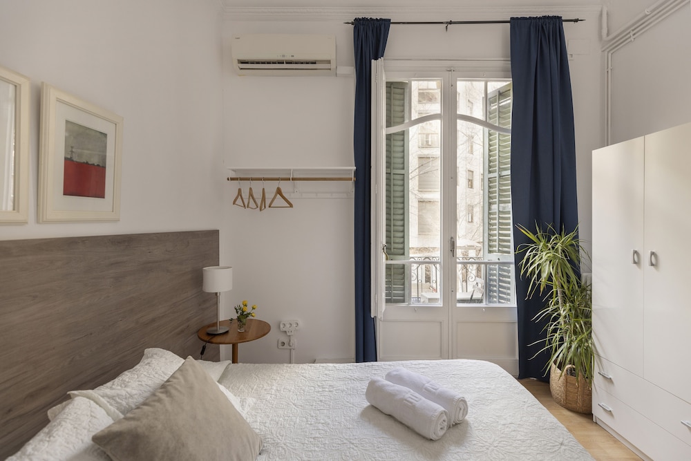 Ally's Guest House Barcelona B&B