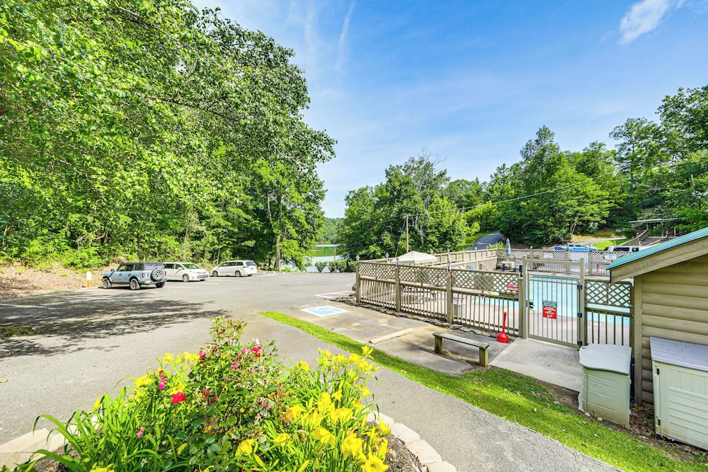 Smokies Cabin on Douglas Lake w/ Resort Pool
