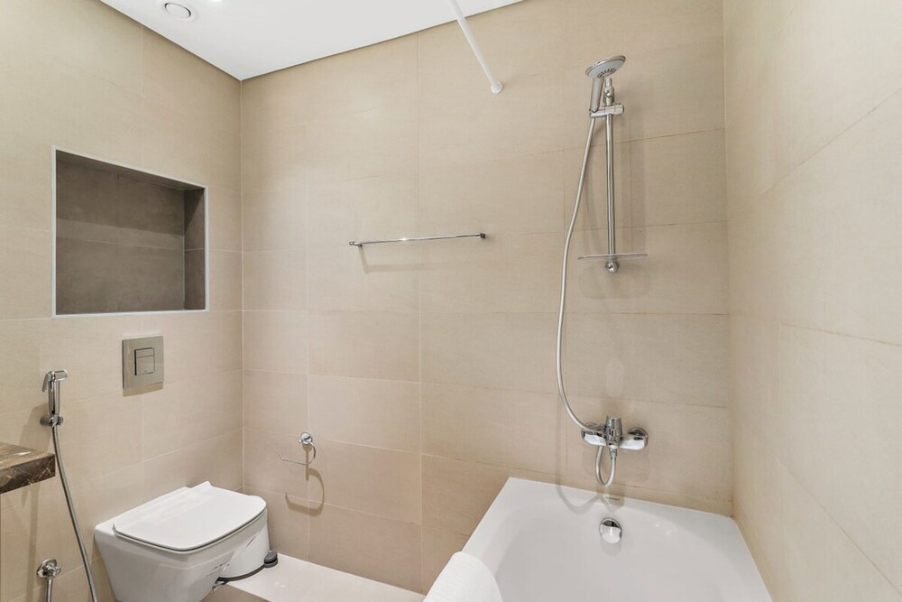 Silkhaus Luxury Tower in Downtown Pool Gym