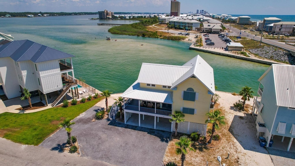 The Pelican 4 Bedroom Home by RedAwning