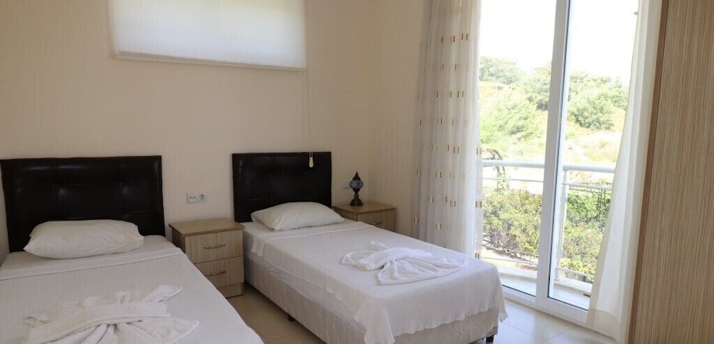 Villa BGA4 by JoyLettings view 3