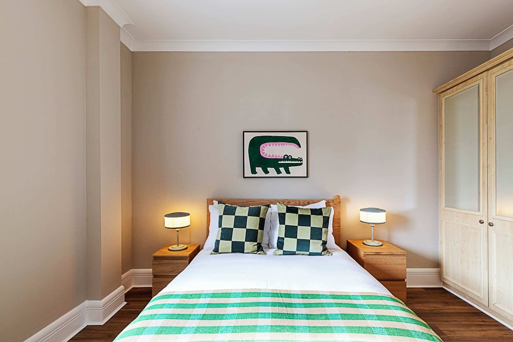 Bright and Stylish Riverside Haven in Canary Wharf