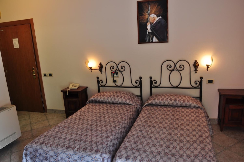 Leo Hotel