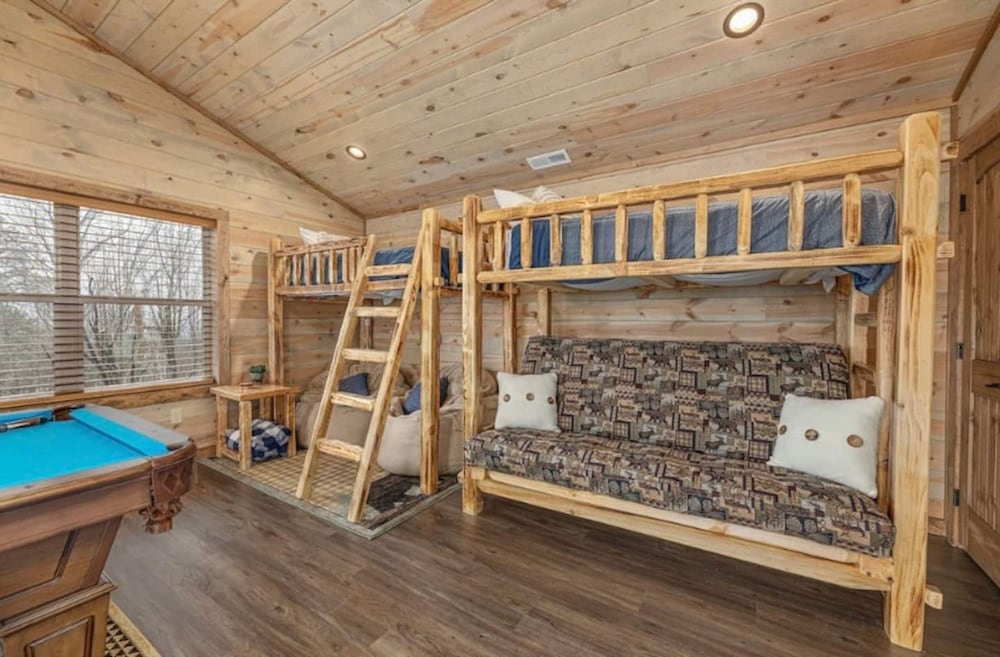 Lux Cabin Smoky Mtn View Dog Friendly Hot Tub
