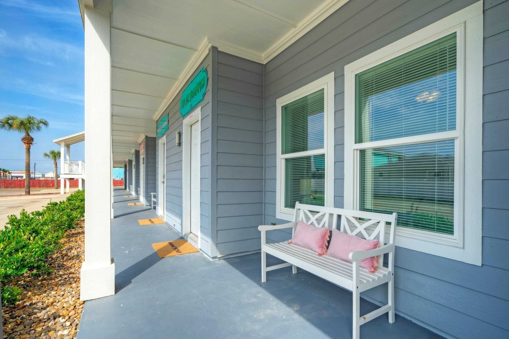 Costa Bahia Condos Sleeps 26, Pool, Short Beach Stroll