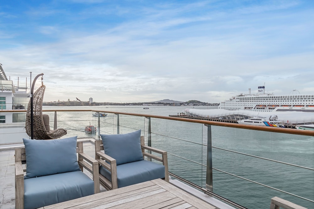 1BR Sub-Penthouse - Panoramic Views