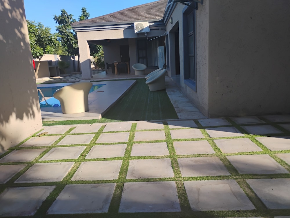 Petalite Villa Maun